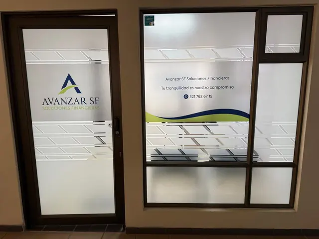 Entrada a la oficina 322 de AVANZAR SF en el Centro de Negocios Cristo Rey, con el logo en el vidrio