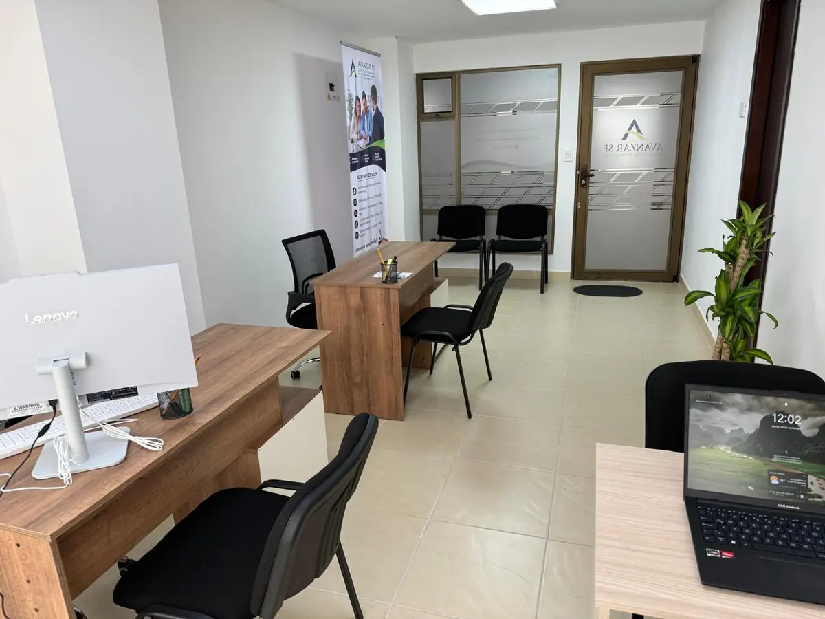 Sala de atención de la oficina de AVANZAR SF en Pasto, con puestos de trabajo y sillas para los visitantes